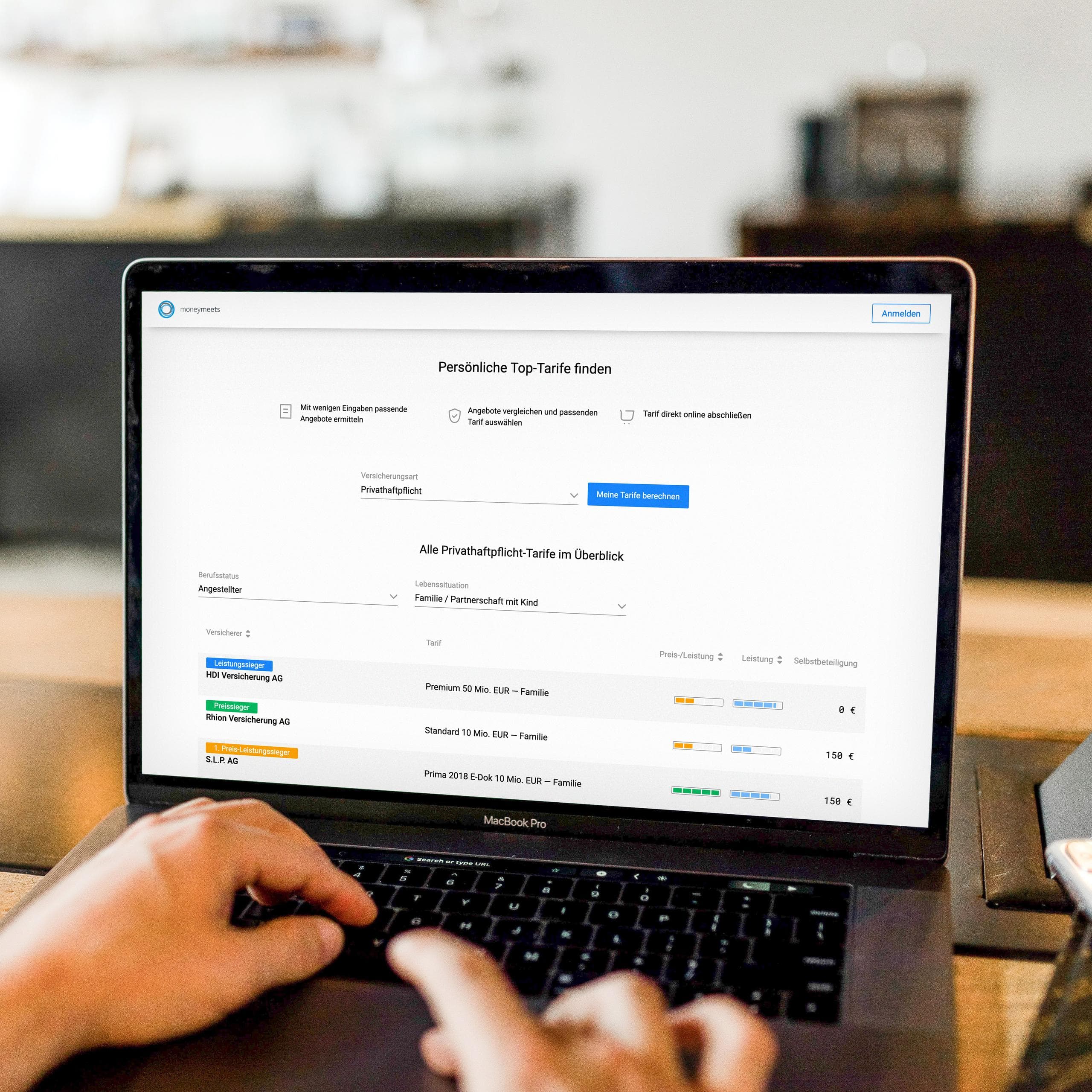 Vergleich von Versicherungstarifen im Marktplatz der moneymeets App auf einem Laptop