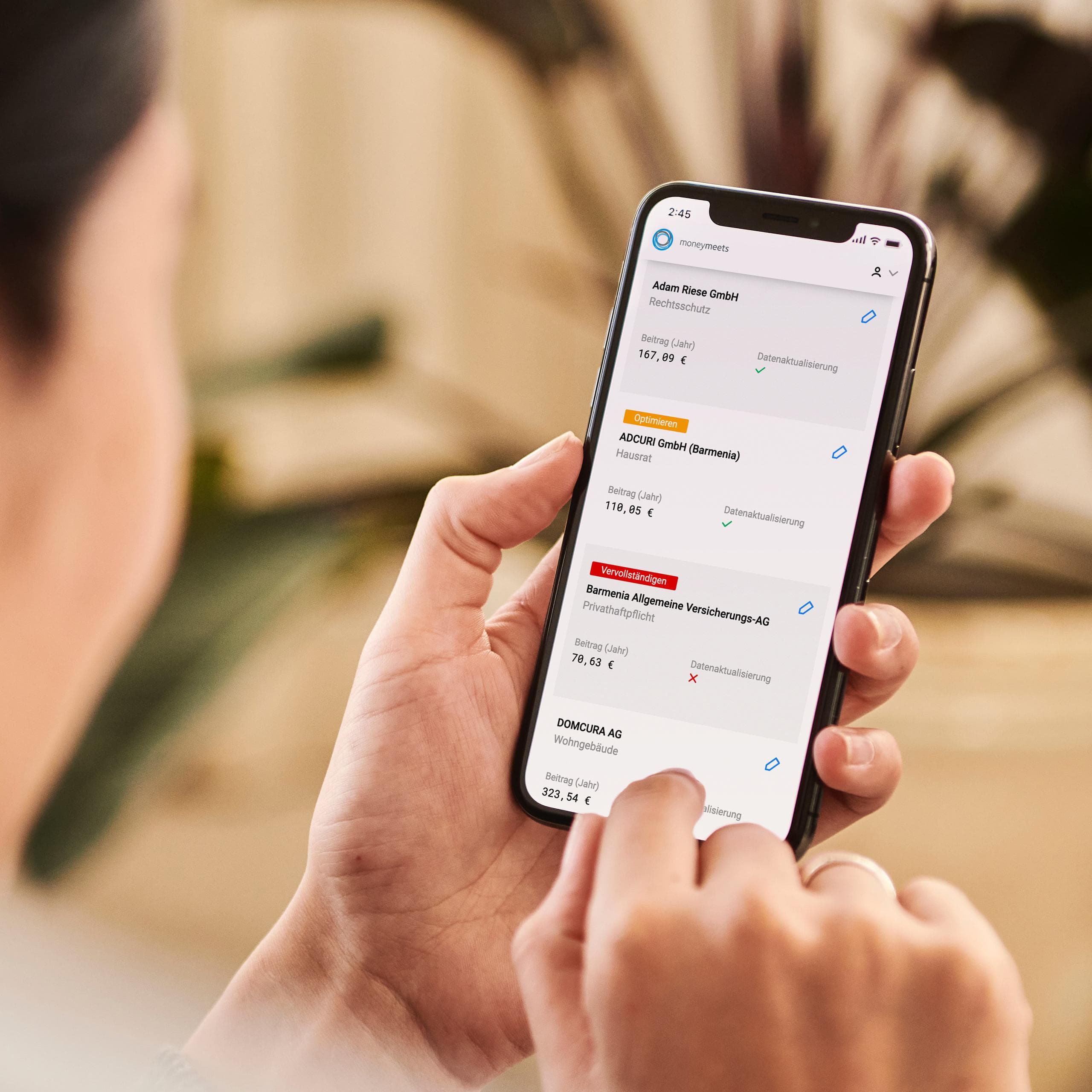 Versicherungsverwaltung in der moneymeets App auf einem Smartphone